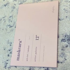 Large magnetic cosmetic pallet